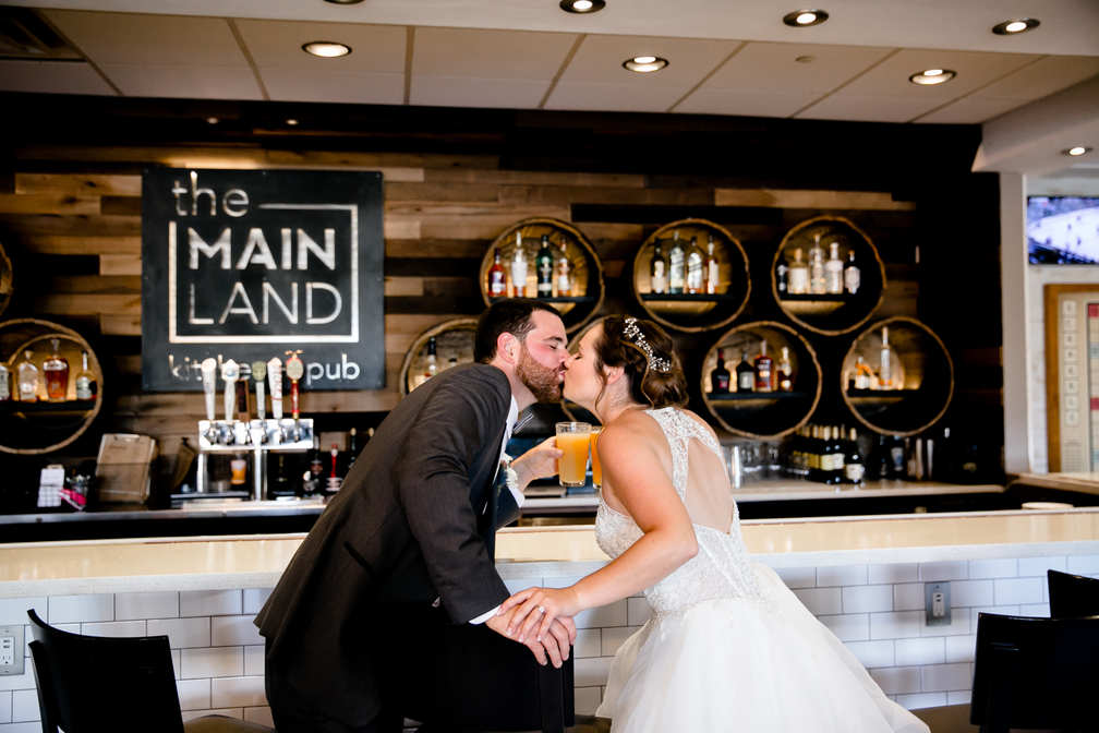 The Mainland at Holiday Inn wedding photos